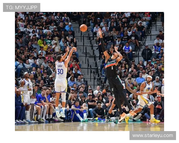 斯蒂芬·卡斯尔无球跑位拉开空间，较库里更倚重掩护