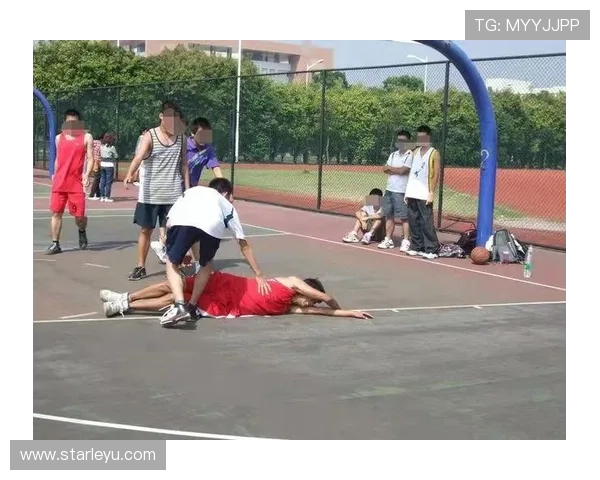 如何在篮球比赛中准确判定手部接触是否构成犯规？